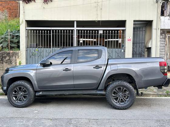 MITSUBISHI L200 TRITON 2.4 16V TURBO DIESEL SPORT HPE-S CD 4P 4X4 AUTOMÁTICO
